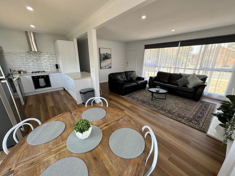 Nth Central 4BR Reno W WiFi - Accommodation Search 1