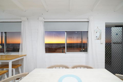 OCEA84 - Quinns Beach Shack: Ocean Views - Accommodation Search 1
