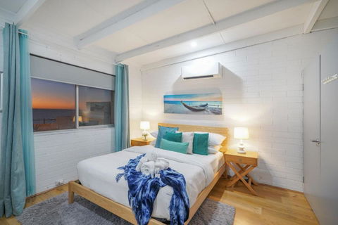 OCEA84 - Quinns Beach Shack: Ocean Views - Accommodation Search 2