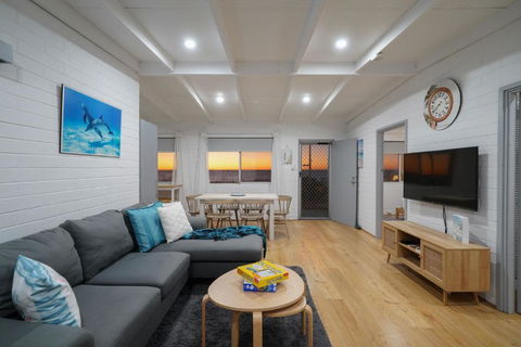 OCEA84 - Quinns Beach Shack: Ocean Views - Accommodation Search 3