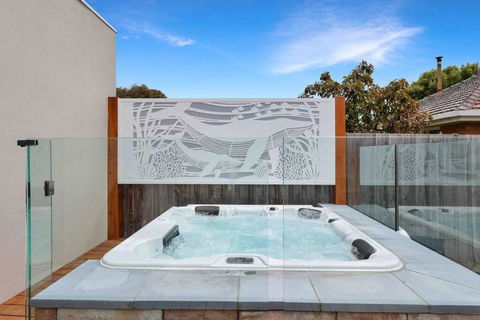 OG Spa Retreat- 3 Bedroom, Spa, Central, Aircon - Accommodation Search 0