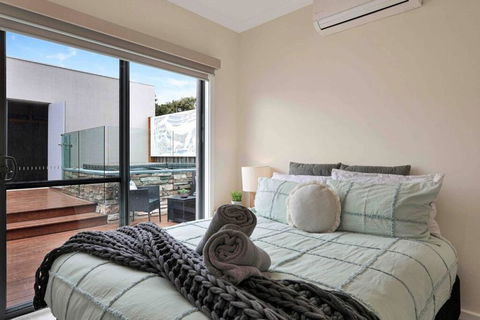 OG Spa Retreat- 3 Bedroom, Spa, Central, Aircon - Accommodation Search 1