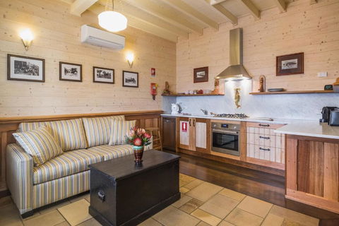 Old Bank Boutique Hotel - Accommodation Search 2