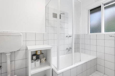 Opposite Rippon Lea Estate - Accommodation Search 3