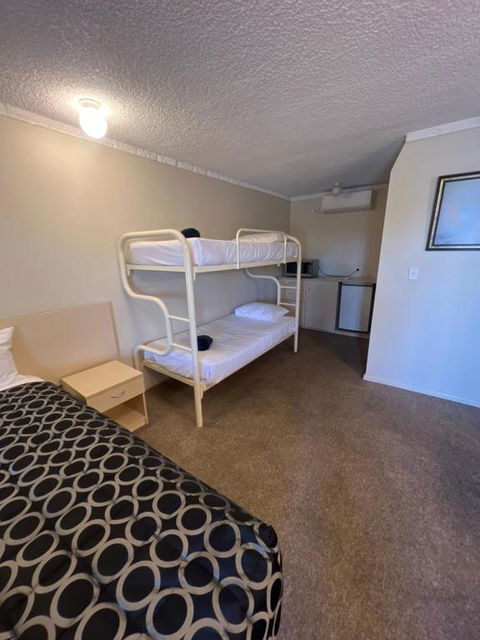 OVERLANDER MOTOR LODGE - Accommodation Search 3