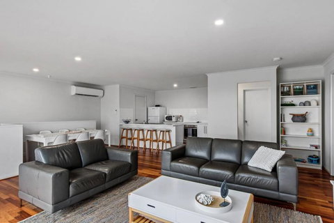 One Merino Panoramic Beach House Modern Sleeps 10 - Accommodation Search 2