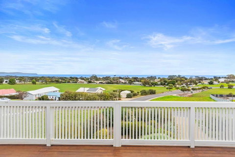 One Merino Panoramic Beach House Modern Sleeps 10 - Accommodation Search 3