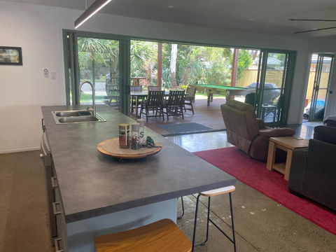 Pandanus Paradise. Newly Renovated 4 Bedroom Home - Accommodation Search 2