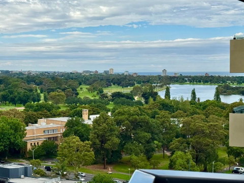 Panoramic View - Albert Park Lake & Shrine Views - Accommodation Search 0