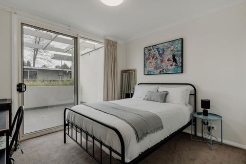 Peaceful 1-Bed Apartment Close To Lonsdale St - Accommodation Search 2