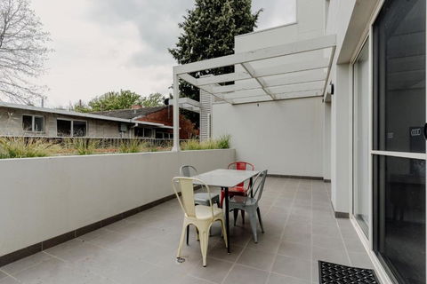 Peaceful 1-Bed Apartment Close To Lonsdale St - Accommodation Search 3