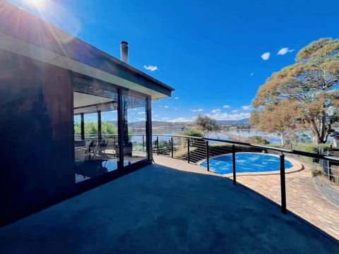 Peaceful House With Great Ocean & Mountain View - Accommodation Search 1