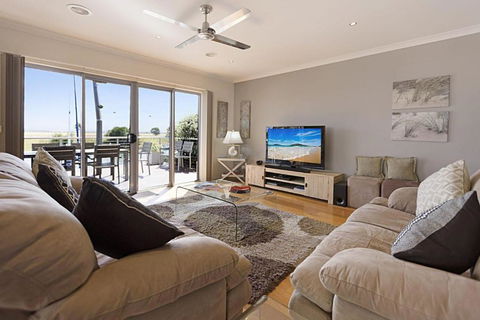 Pelican Landing - Accommodation Search 0