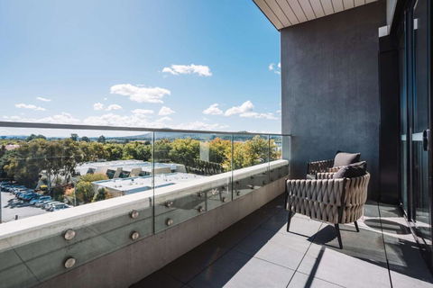Perfect Located 1-Bed With Great Views & Parking - Accommodation Search 1