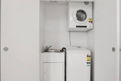 Perfect Large One Bedroom Plus Study - ALB09518 - Accommodation Search 3
