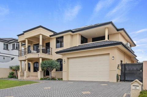 Perth 2-Story, Views, BBQ & More - Accommodation Search 0