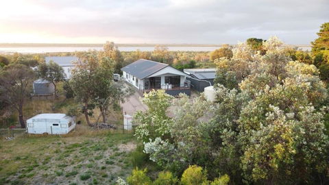 PIECE OF PARADISE, Huge 4 Bedroom Haven - Accommodation Search 3