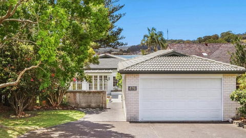 Pine Tree Cottage - Waterfront - Accommodation Search 1