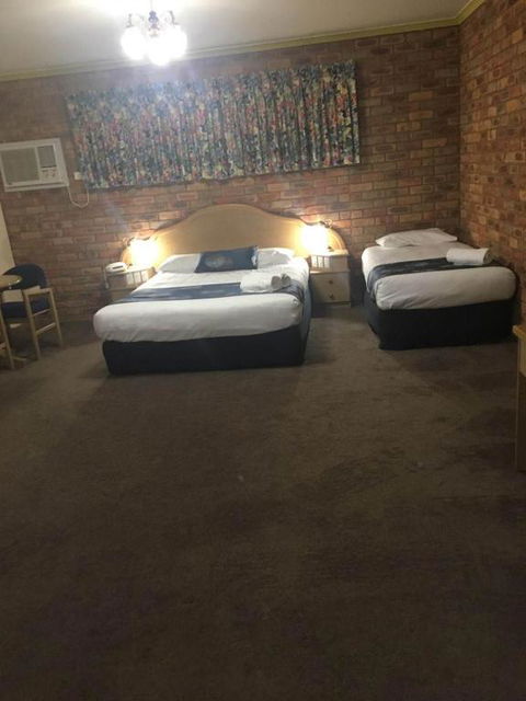 Pines Country Club Motor Inn - Accommodation Search 3