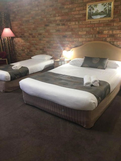 Pines Country Club Motor Inn - Accommodation Search 0