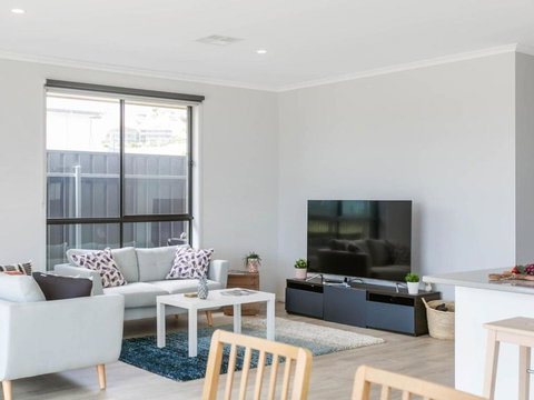 Putters Paradise 25-30 Troon Drive - Accommodation Search 1