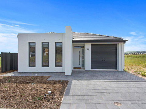 Putters Paradise 25-30 Troon Drive - Accommodation Search 0