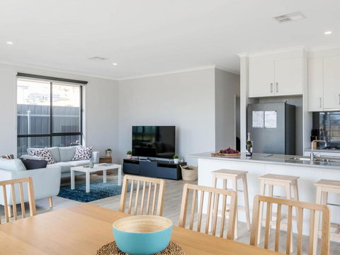 Putters Paradise 25-30 Troon Drive - Accommodation Search 2
