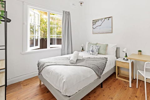 Quaint Double Room - Seconds To Shops & Eateries - Shared Bathroom - Accommodation Search 0