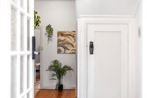 Quaint Double Room - Seconds To Shops & Eateries - Shared Bathroom - Accommodation Search 3