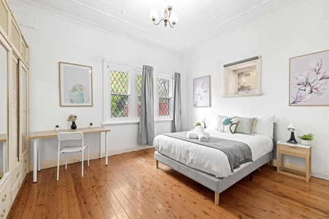 Quaint Double Room - Seconds To Shops & Eateries - Shared Bathroom - Accommodation Search 1