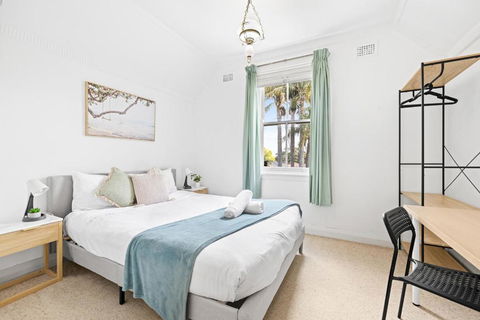 Quaint Double Room - Seconds To Shops & Eateries - Shared Bathroom - Accommodation Search 2