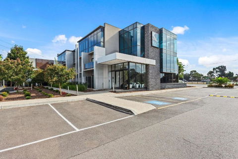 Quality Hotel Taylors Lakes - Accommodation Search 2