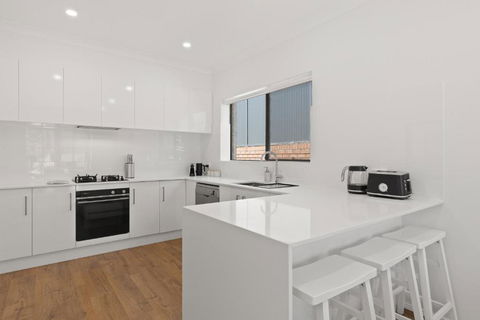 Quiet 2-Bed Retreat With Private Courtyard - Accommodation Search 1