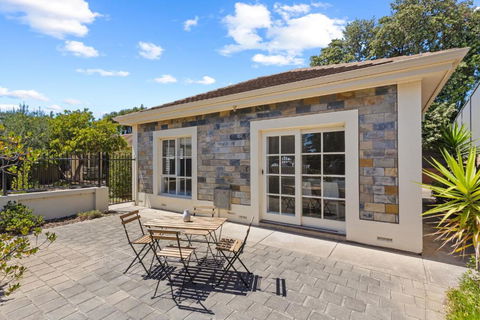 Quiet 2-Bed Retreat With Private Courtyard - Accommodation Search 3