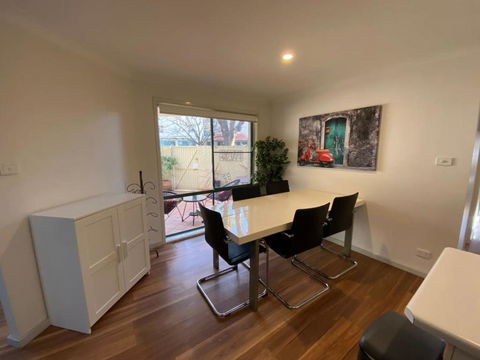 Quiet 2 Bedroom Apt In The Heart Of Old Kingston - Accommodation Search 1
