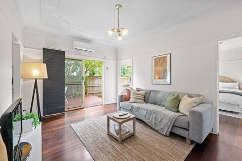 Quiet & Bright Art Deco Apartment By New Farm Park - Accommodation Search 0