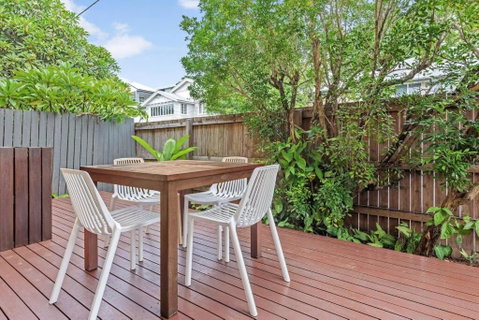 Quiet & Bright Art Deco Apartment By New Farm Park - Accommodation Search 1