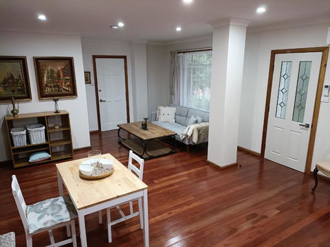 Quiet Nature-Filled Ground Floor Unit - Accommodation Search 3