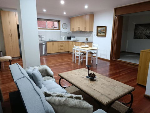 Quiet Nature-Filled Ground Floor Unit - Accommodation Search 2