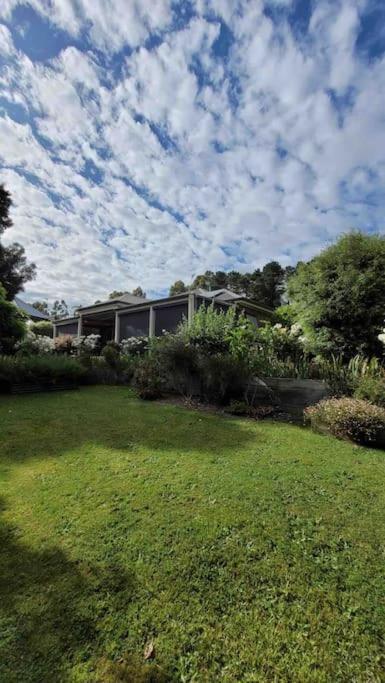 Quiet Family Retreat Getaway - Wildlife Park, Sovereign Hill, Kryall Castle And City At Your Door - Modern House, 8 Guests, 4 Bedrooms, 5 Beds - Accommodation Search 0