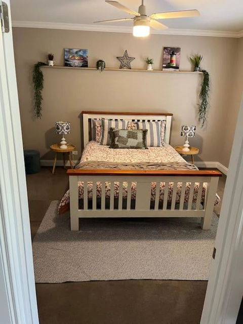 Quiet Family Retreat Getaway - Wildlife Park, Sovereign Hill, Kryall Castle And City At Your Door - Modern House, 8 Guests, 4 Bedrooms, 5 Beds - Accommodation Search 1