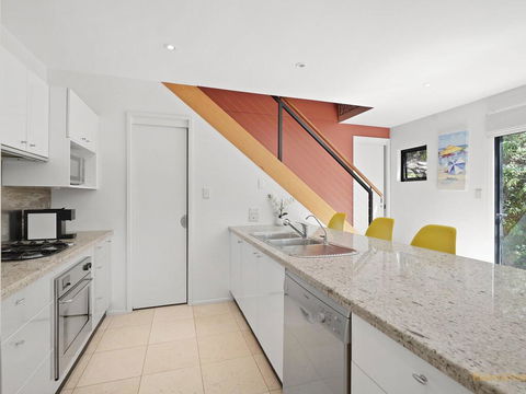 Avoca Beach Living - 84 Avoca Drive, Avoca Beach - Accommodation Search 3