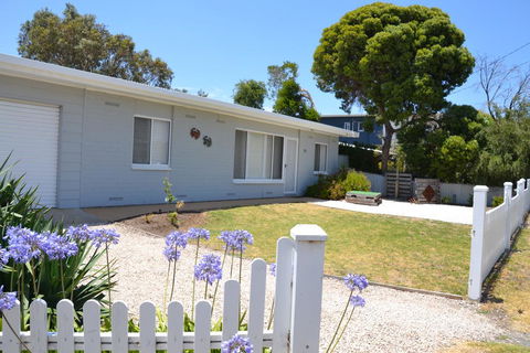 Bay Breeze Cottage - Accommodation Search 0
