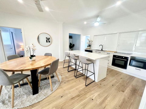 Renovated Queenslander - Upstairs 2km To Stadium - Accommodation Search 0
