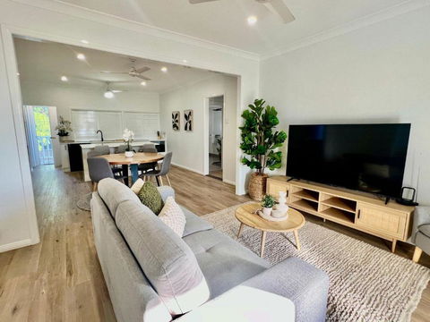 Renovated Queenslander - Upstairs 2km To Stadium - Accommodation Search 1