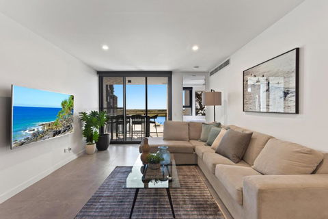 Riverfront 2-Bed With Pool, Sauna, Gym & Views - Accommodation Search 0
