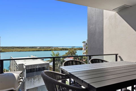 Riverfront 2-Bed With Pool, Sauna, Gym & Views - Accommodation Search 1