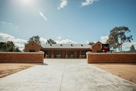 Red Waratah Accommodation - Accommodation Search 0