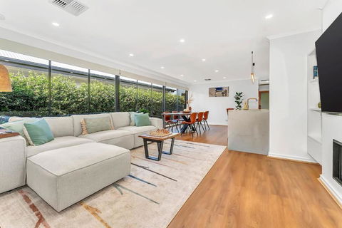 Redbrick Retreat - Generous Coastal Escape - Accommodation Search 0