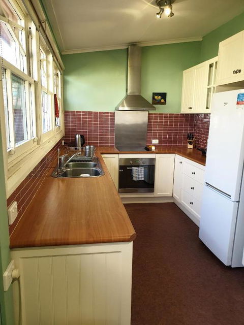 Redruth - 2 Bedroom Cottage Situated In Wandiligong - Accommodation Search 3